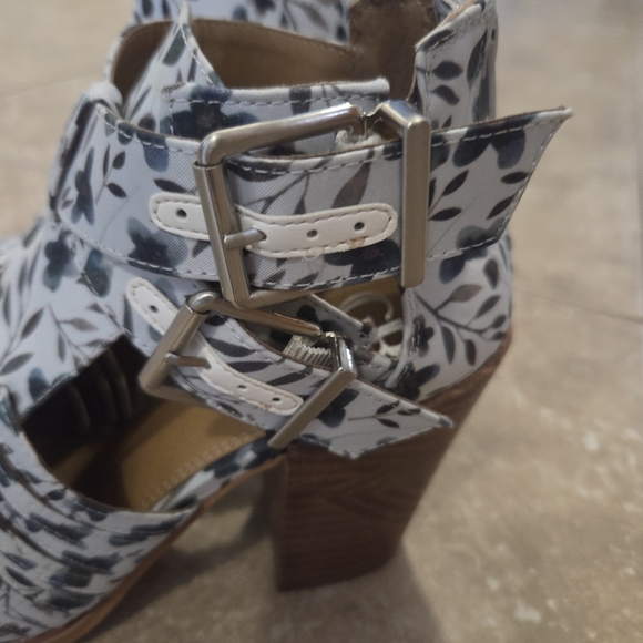 Giani Bini Women's White Floral Chunky Heel Ankle Leather Boots Booties. Size 9 - Picture 4 of 10